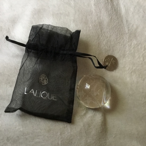 Lalique clear round etched swallow paperweight NIB - Picture 2 of 6